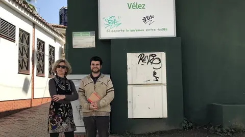 los ediles de IU en la piscina municipal