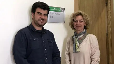Los ediles de IU Alicia Pérez y Miguel Ángel Sánchez