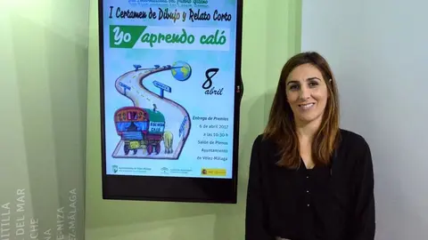 La concejala Zoila Martín junto al cartel