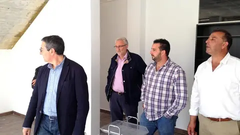 Autoridades revisando las obras en Moclinejo