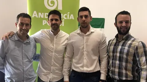 Jos&eacute; Pino (segundo por la izquierda), portavoz de AxSi