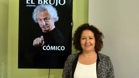 Cyinthia García ante un cartel de 'El Brujo'