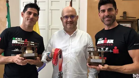 Los hermanos Montoro con Atencia