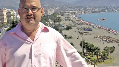 Jesús Atencia con la playa de Torre del Mar al fondo
