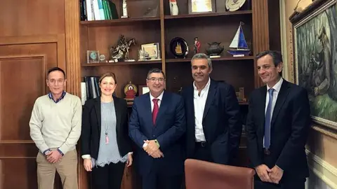 Representantes de la empresa con las autoridades locales