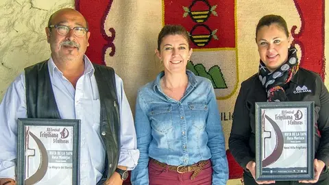 Carmen Cerezo (en el centro) con los ganadores de la Ruta de la Tapa