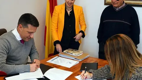 Óscar Medina firmando la cesión