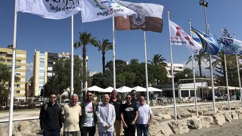 Atencia en el izado de banderas