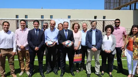 Autoridades en un campo de fútbol