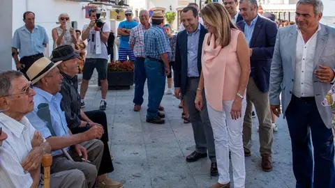 Susana Díaz con Alejandro Herrero saludando a los vecinos