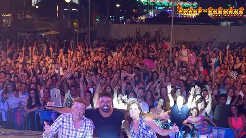 Medina y Ruiz con el cantante de Los Rebujitos