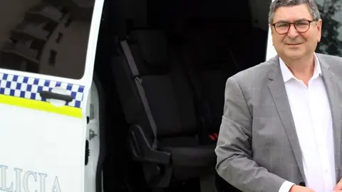 Moreno Ferrer con los nuevos vehículos