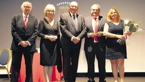 El alcalde con los homenajeados