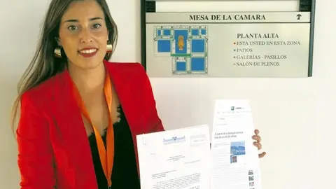 La concejala en la sede de la Junta de Andalucía