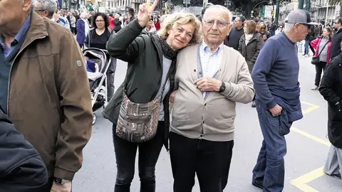 Alicia Pérez con su padre en una manifestación por las pensiones