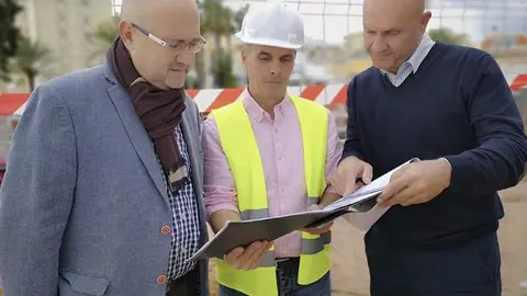 Visita a obras de escenario en Paseo Mar&iacute;timo Torre del mar