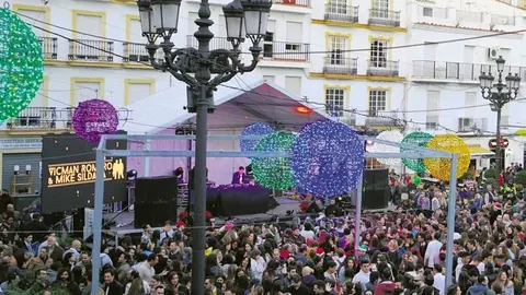 Ambiente en la plaza de la Constitución de Torrox