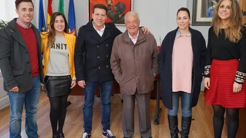 Palomas rodeado de sus compañeros en el gobierno torroxeño