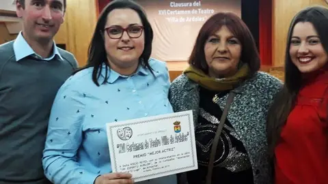 Rocío Reyes, en el centro, con el galardón