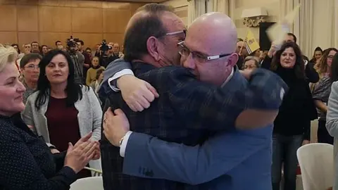 Atencia se abraza con Manuel Rincón