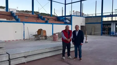 el alcalde de Benamargosa, José Gallego, con el diputado Francisco Delgado