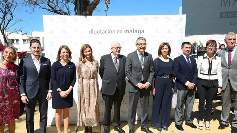 Las autoridades con los galardonados