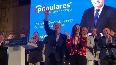 Navarro y Delgado en el acto de presentación del PP de Vélez-Málaga