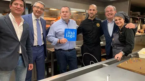 Miguel Ángel Molina recibiendo el distintivo