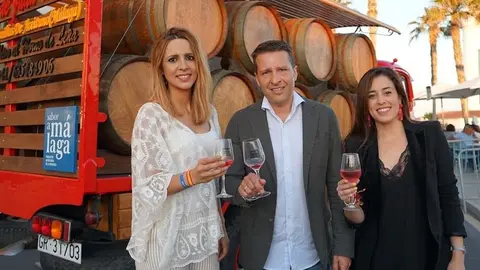 El alcalde, Óscar Medina, brindando