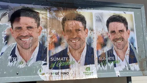 Cartelería destrozada de AxSÍ