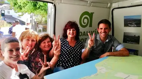 José Pino en la furgoneta de campaña