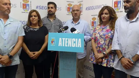 Atencia rodeado de su equipo