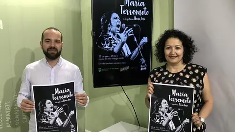 García y Portillo con el cartel del evento