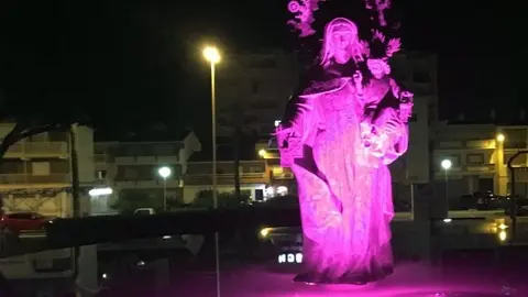 Fuebte iluminada de rosa de Torre del Mar