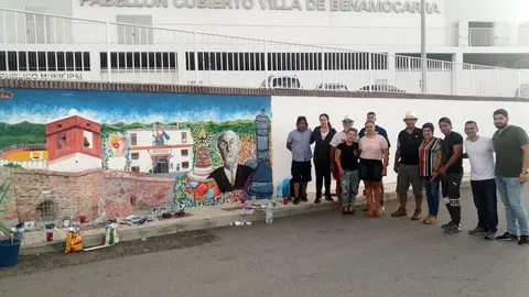 Los artistas junto al mural