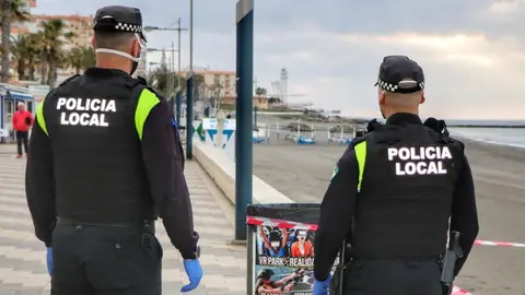 Policías locales vigilan las playas de Torrox