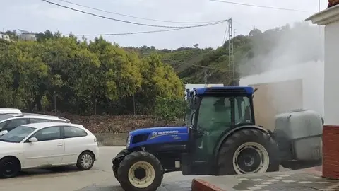 Tractor fumigando