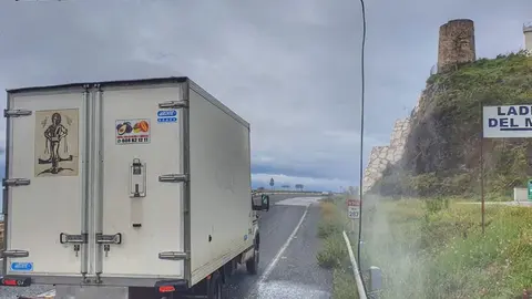 Camión pasando bajo el arco desinfectante