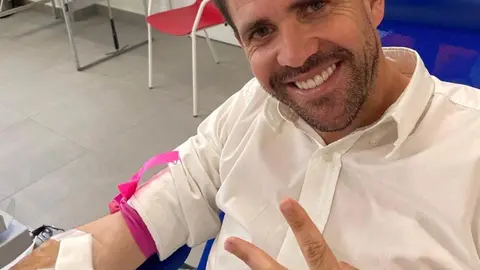 José Pino donando sangre