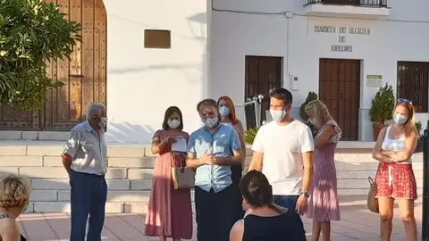 Pino reunido con los vecinos de Chilches