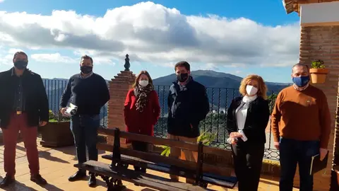 Navarro con el equipo de gobierno de Comares