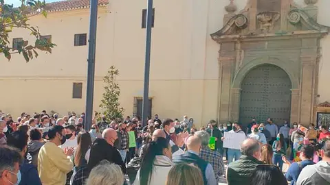 cientos de personas congregadas en la plaza de las Carmelitas. Axardenuncias