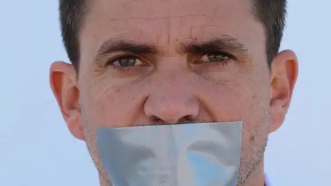 José Pino posando con mordaza