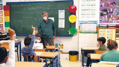 José Marcelo en el aula con los alumnos