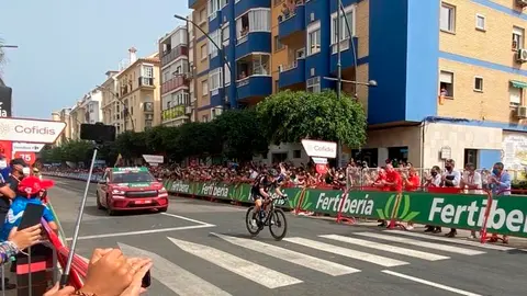 El líder de la etapa llegando a Rincón de la Victoria