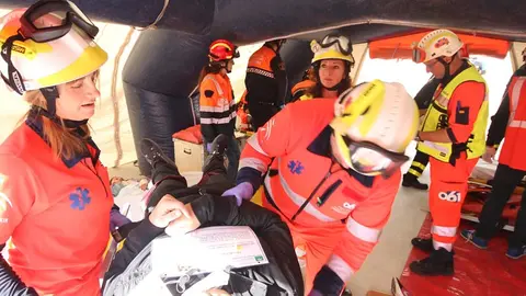 Profesionales del 061 atendiendo una emergencia