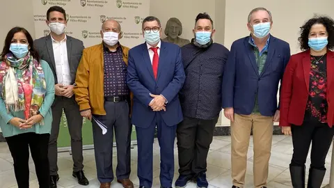 Amador (con chaqueta marrón clara) con la corporación municipal que le nombró Hijo Adoptivo