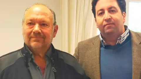 José Gallego (izqda.) con su abogado Abdeslam Lucena