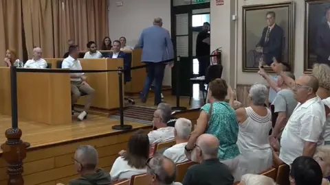 Lupi&aacute;&ntilde;ez abandona el pleno tras la suspensi&oacute;n increpado por el p&uacute;blico asistente