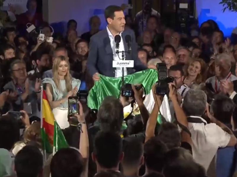 Juanma Moreno en el discurso tras el resultado electoral